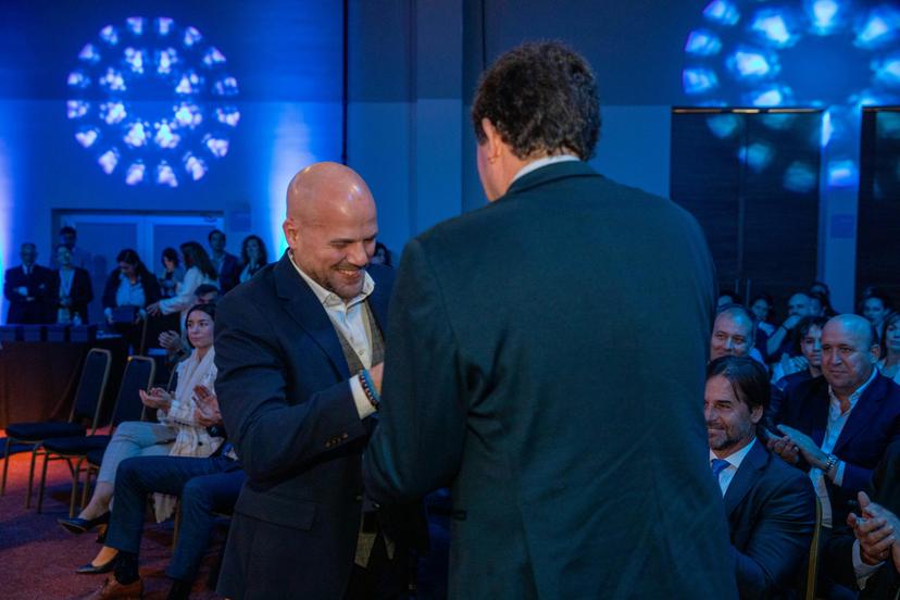 Andrés Castiglioni, director alterno del LATU por la CIU, entrega reconocimiento a Eduardo Mangarelli, director por el BROU