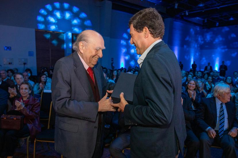 Andrés Castiglioni entrega reconocimiento a Julio María Sanguinetti