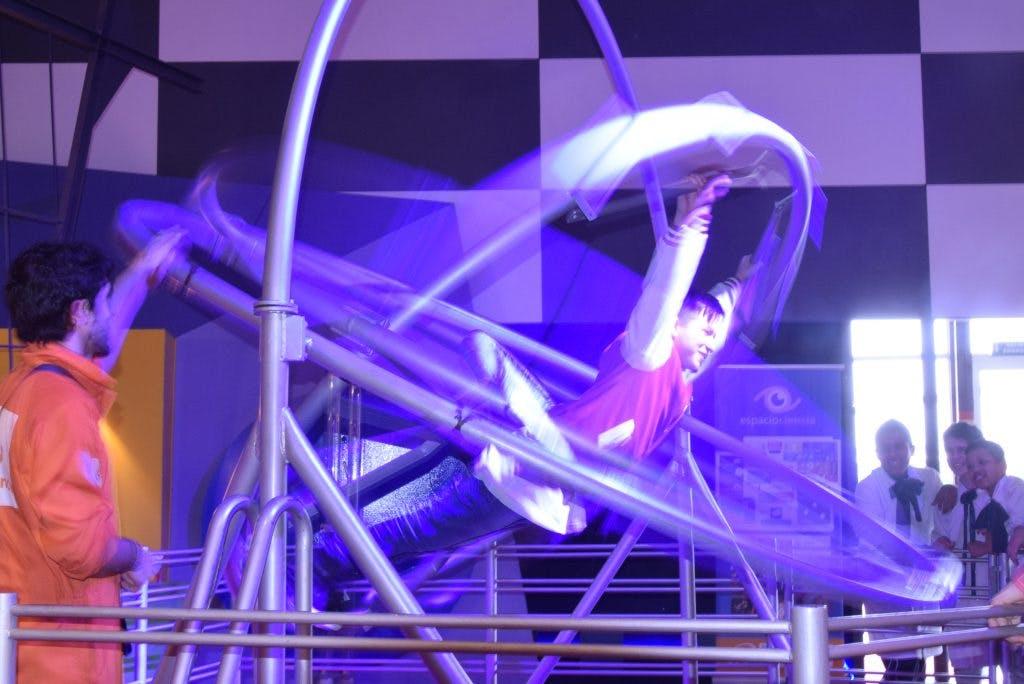 Niño subido a un giroscopio, ubicado en Espacio Ciencia